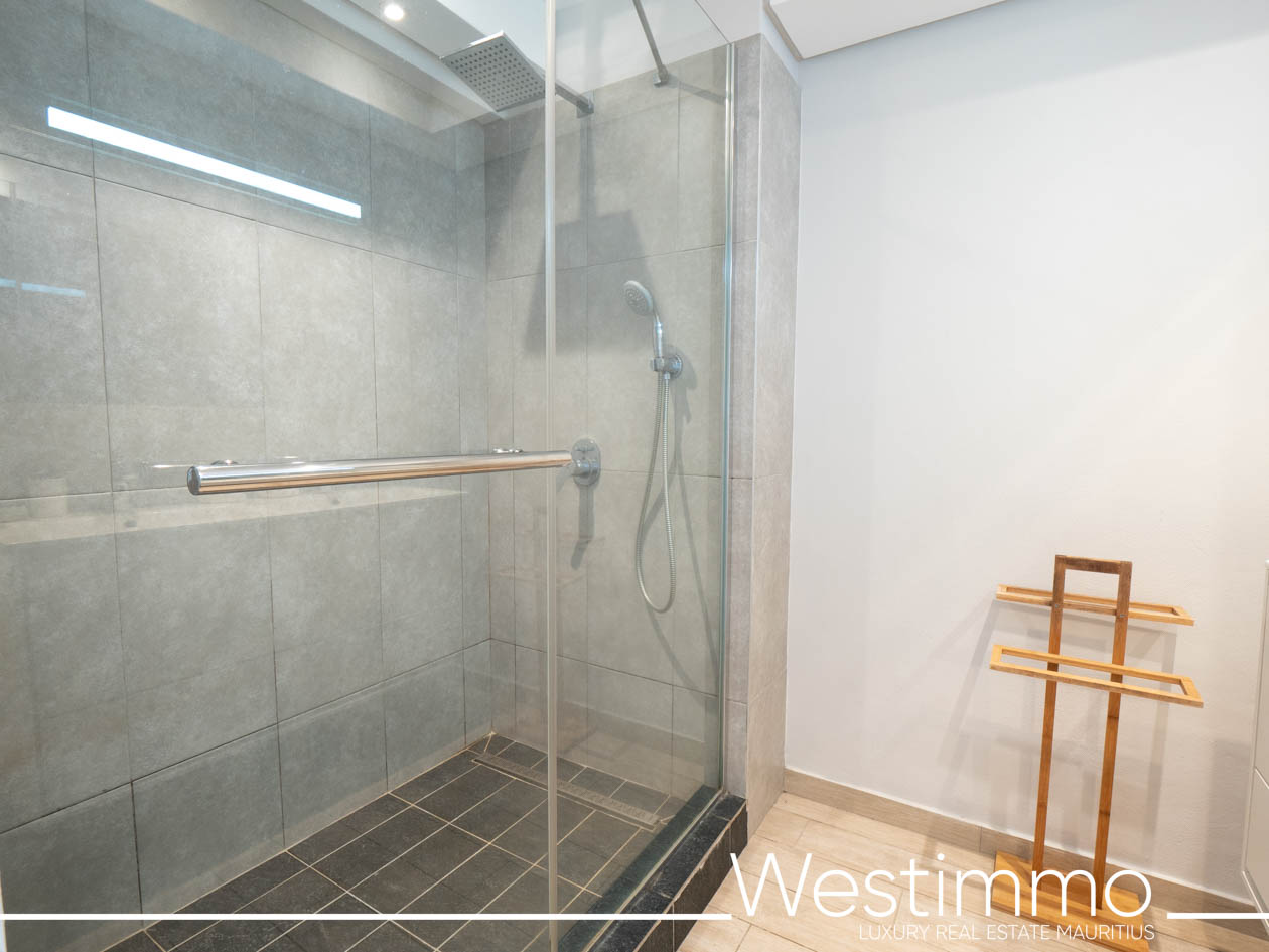 Image représentant le charme d'un appartement exclusif de 84 m2 avec un ravissant jardin privatif de 15 m2, situé au rez-de-chaussée d'une résidence sécurisée offrant une vie idéale et sereine
Westimmo agence immobilière