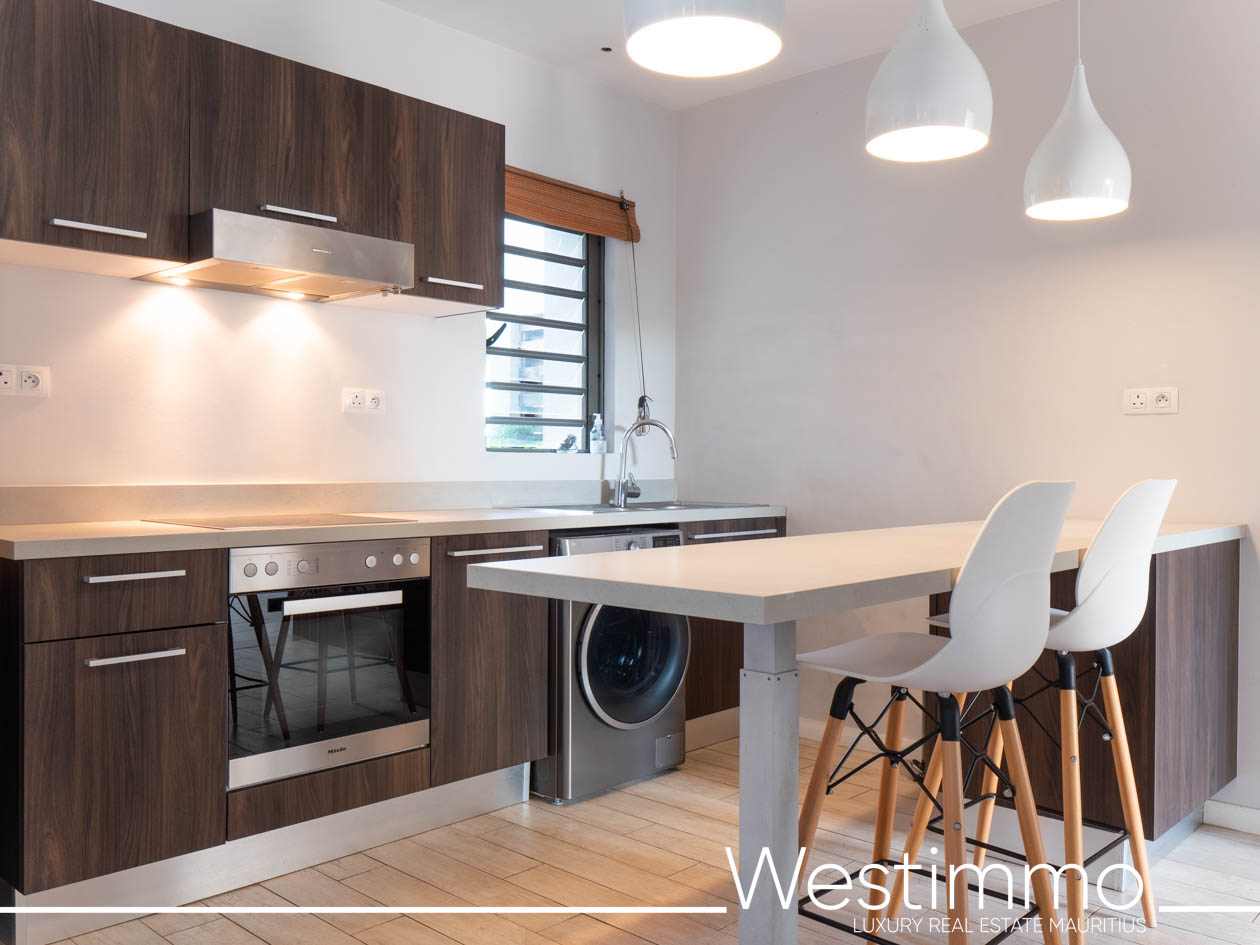 Image représentant le charme d'un appartement exclusif de 84 m2 avec un ravissant jardin privatif de 15 m2, situé au rez-de-chaussée d'une résidence sécurisée offrant une vie idéale et sereine
Westimmo agence immobilière