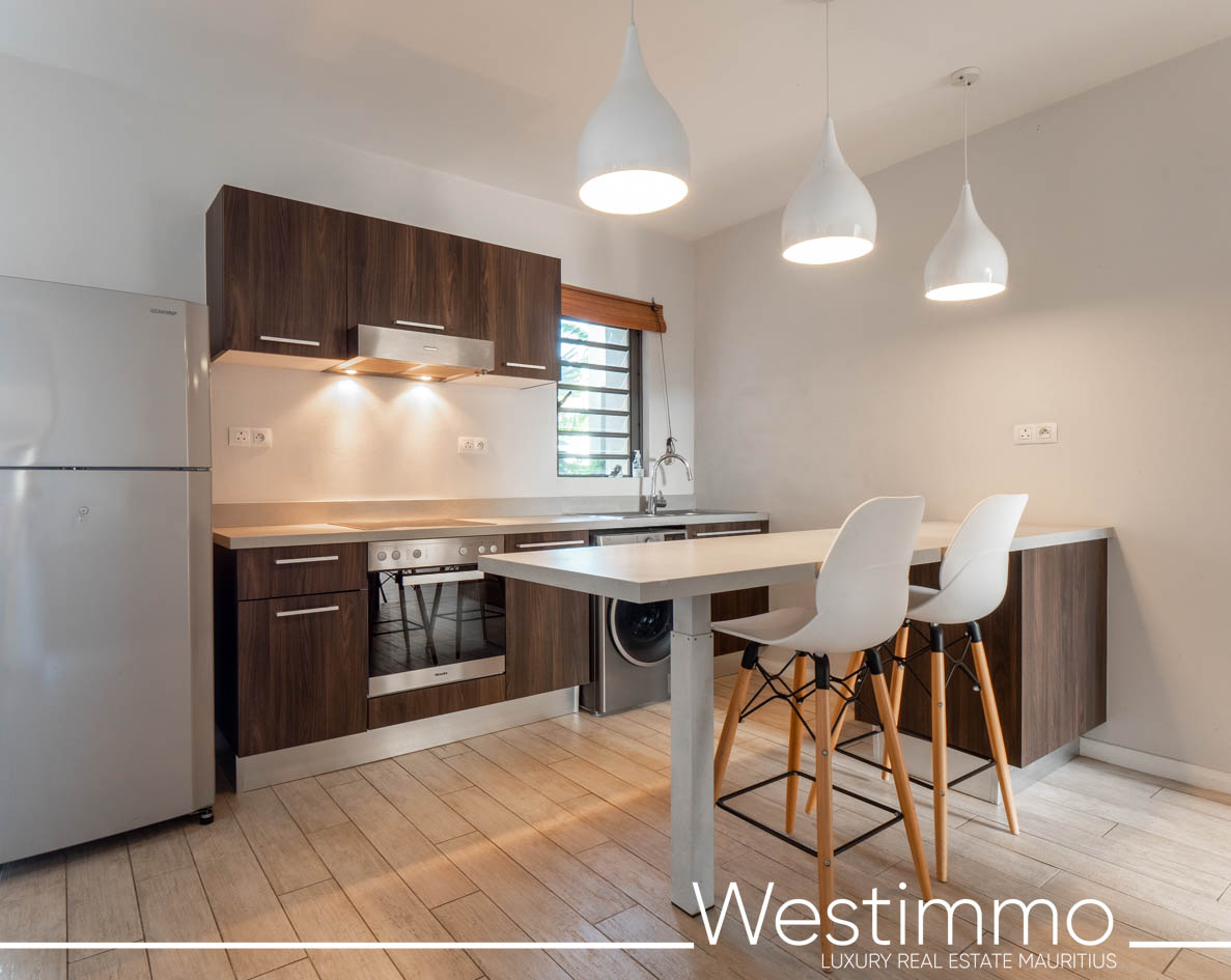 Image représentant le charme d'un appartement exclusif de 84 m2 avec un ravissant jardin privatif de 15 m2, situé au rez-de-chaussée d'une résidence sécurisée offrant une vie idéale et sereine
Westimmo agence immobilière