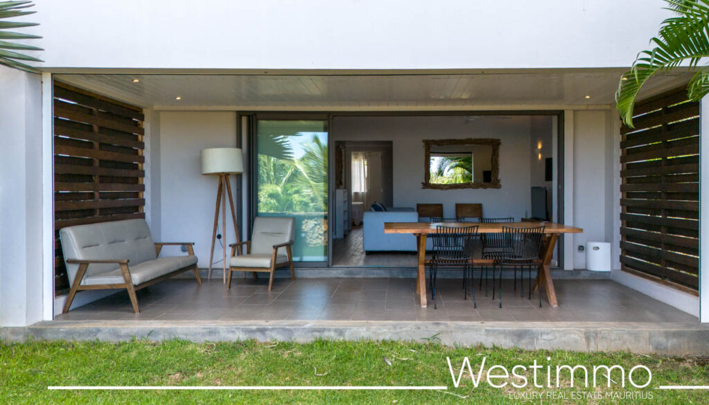 Image représentant le charme d'un appartement exclusif de 84 m2 avec un ravissant jardin privatif de 15 m2, situé au rez-de-chaussée d'une résidence sécurisée offrant une vie idéale et sereine Westimmo agence immobilière