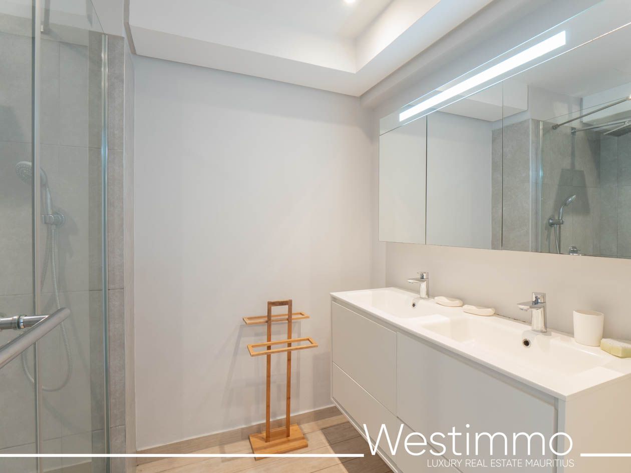 Image représentant le charme d'un appartement exclusif de 84 m2 avec un ravissant jardin privatif de 15 m2, situé au rez-de-chaussée d'une résidence sécurisée offrant une vie idéale et sereine
Westimmo agence immobilière