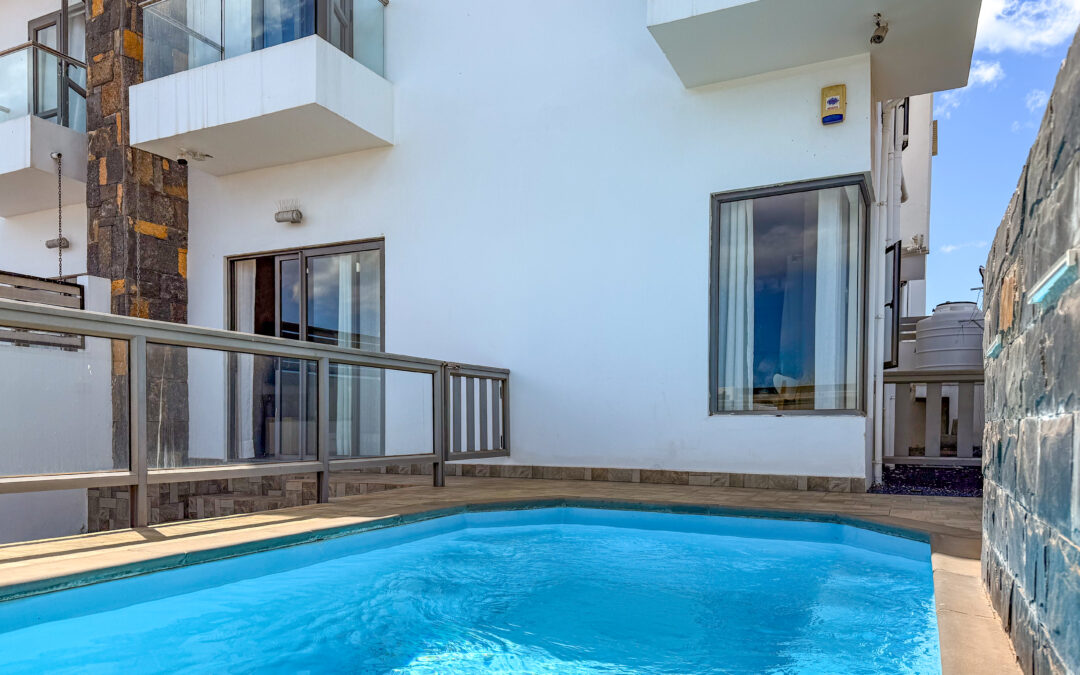 FLIC EN FLAC – 3-bedroom duplex with rooftop and private pool for rent
