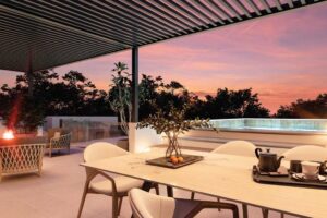 Dachterrasse mit Essbereich, Whirlpool und Blick auf den Sonnenuntergang im The IVY.