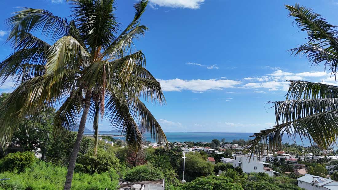 Vue drone Sunset Bay Tamarin lagon Le Morne Brabant