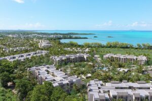 Aerial view of Les Mélèanes in Azuri with turquoise lagoon and contemporary architecture - project immobilier Westimmo
