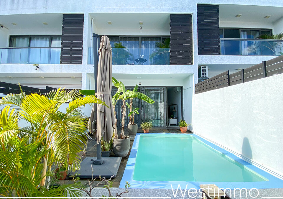 FLIC EN FLAC – Magnificent modern duplex townhouse with terrace and swimming pool.