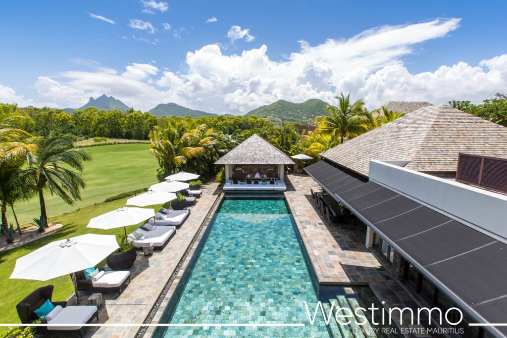 Image d'une villa de luxe à Anahita, île Maurice, avec piscine et vue sur le golf et le lagon