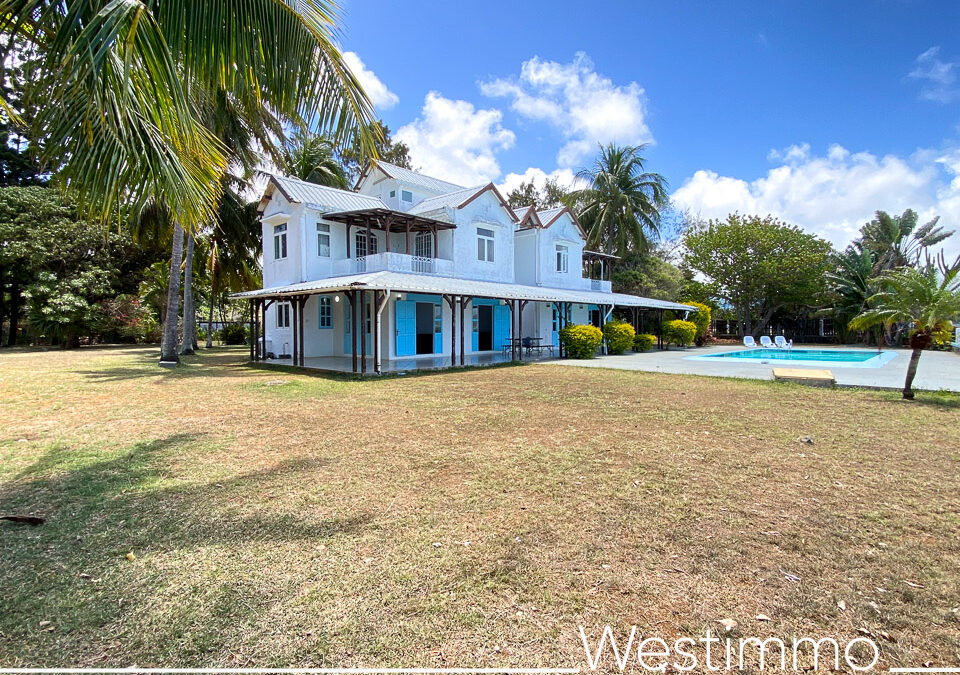 MAHEBOURG – Location long terme grande Villa familiale pieds dans l’eau avec piscine