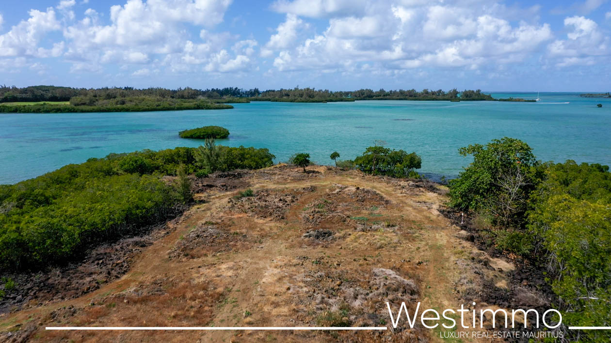 Acheter magnifique terrain front de mer les pieds dans l'eau à l'île Maurice face à l'île aux cerfs et sur un golf