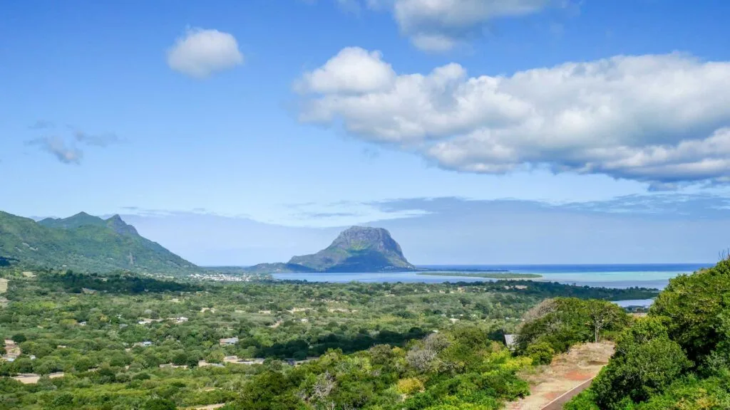 Vue sur Le Morne, le lagon et la baie de Rivière Noire depuis le Domaine de Palmyre, île Maurice