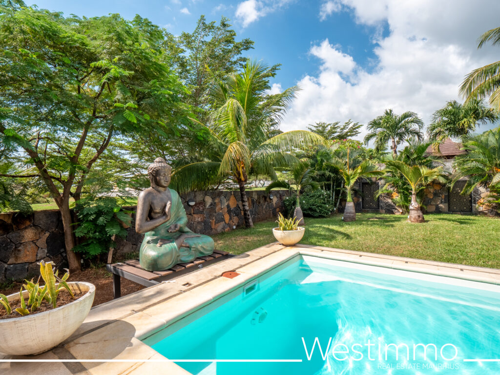 Magnifique villa de 3 chambres avec garage et piscine à vendre à Tamarin dans un morcellement très prisé et sécurisé