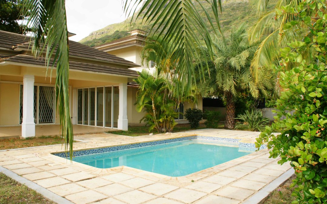 TAMARIN — Large villa on a 1200 m2 lot with no screws