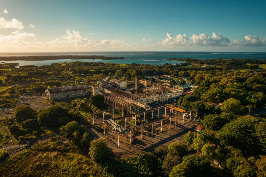 Vue aérienne de l’ancienne usine sucrière de Beau Champ et du lagon de la côte Est, île Maurice