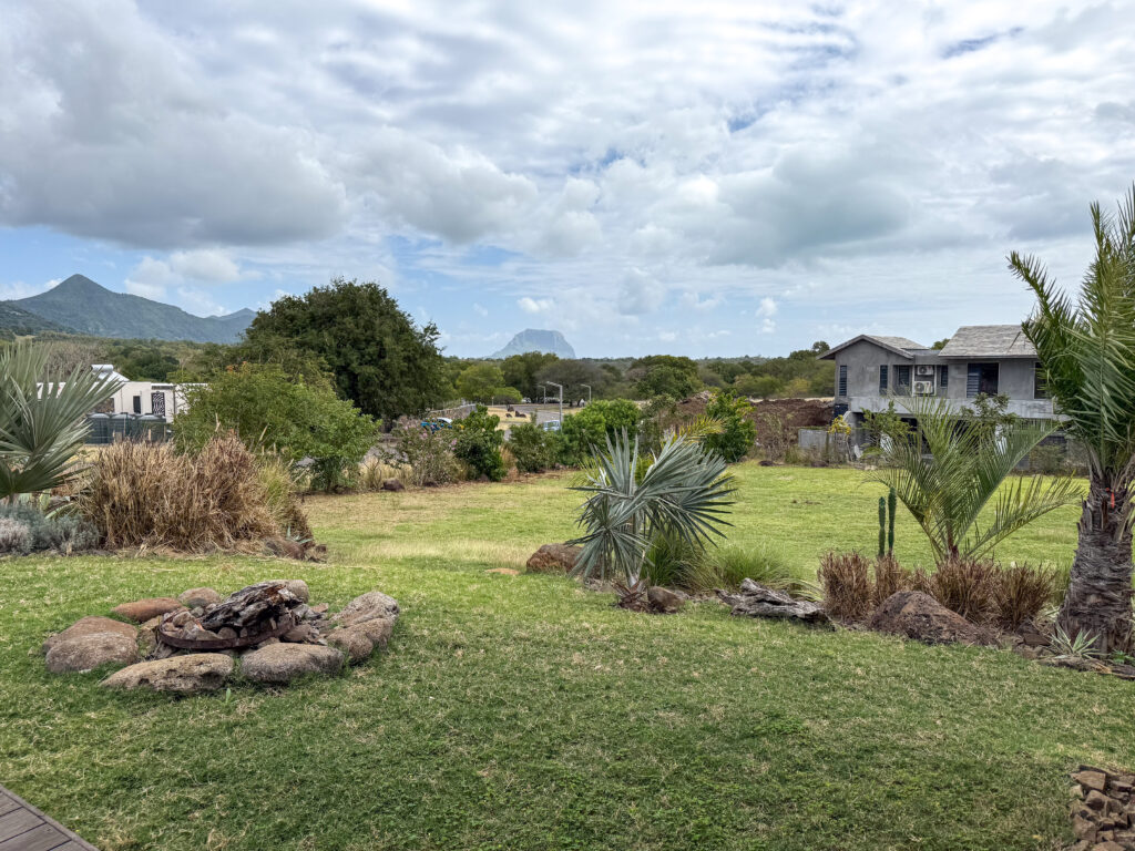 westimmo agence immobiliere vous propose villa 3 chambres avec un grand jardin et piscine à louer à petite riviere noire a l'ile maurice