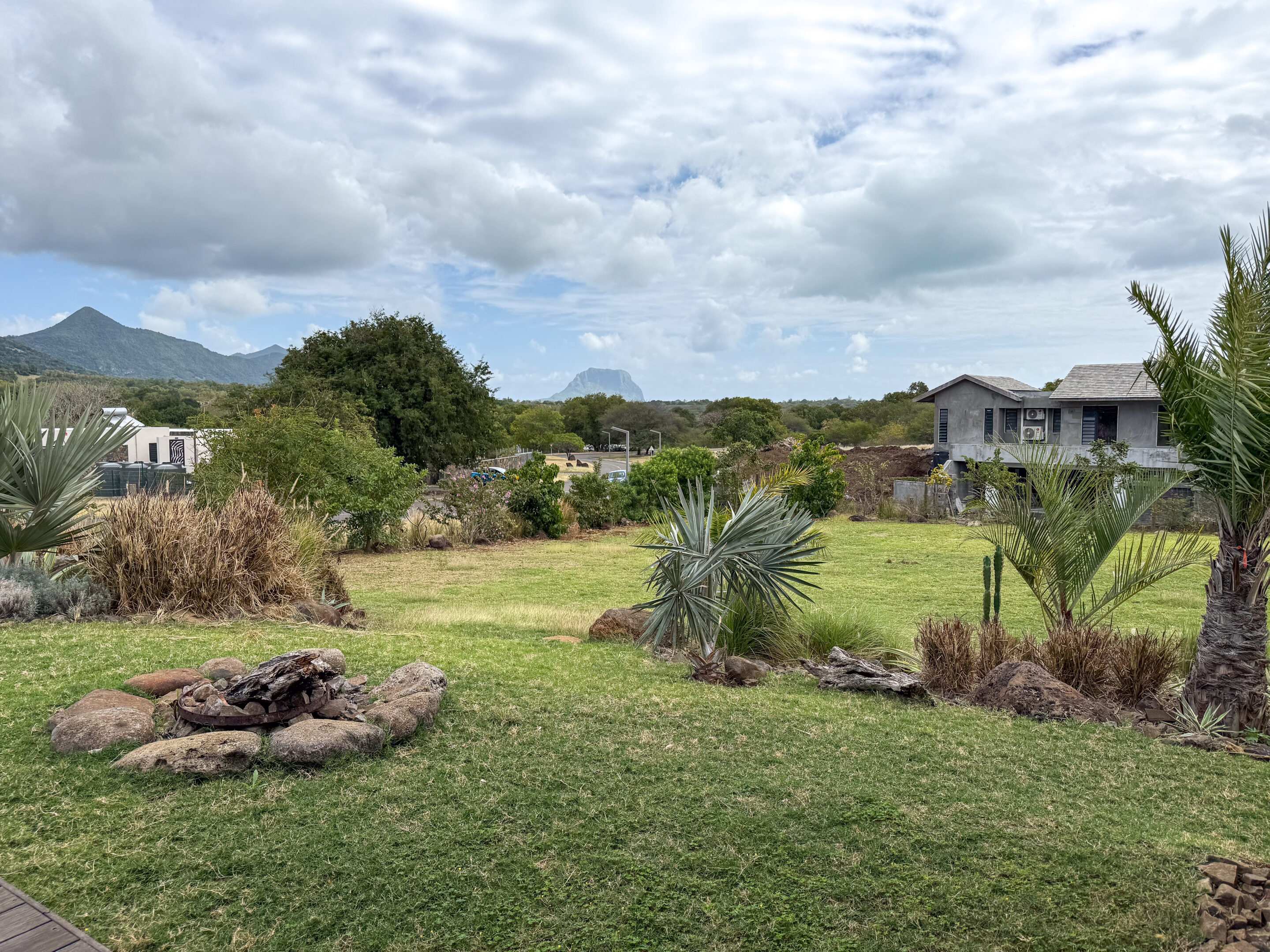 westimmo agence immobiliere vous propose villa 3 chambres avec un grand jardin et piscine à louer à petite riviere noire a l'ile maurice