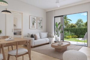 Salon lumineux avec accès au jardin dans un appartement 2 chambres à vendre aux Mélèanes – Azuri, île Maurice – Westimmo