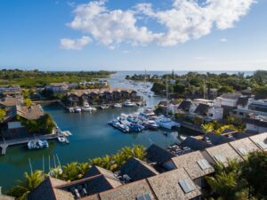 Image époustouflante : La Balise Marina à Tamarin, symbole de l'immobilier haut de gamme à l'Île Mauric