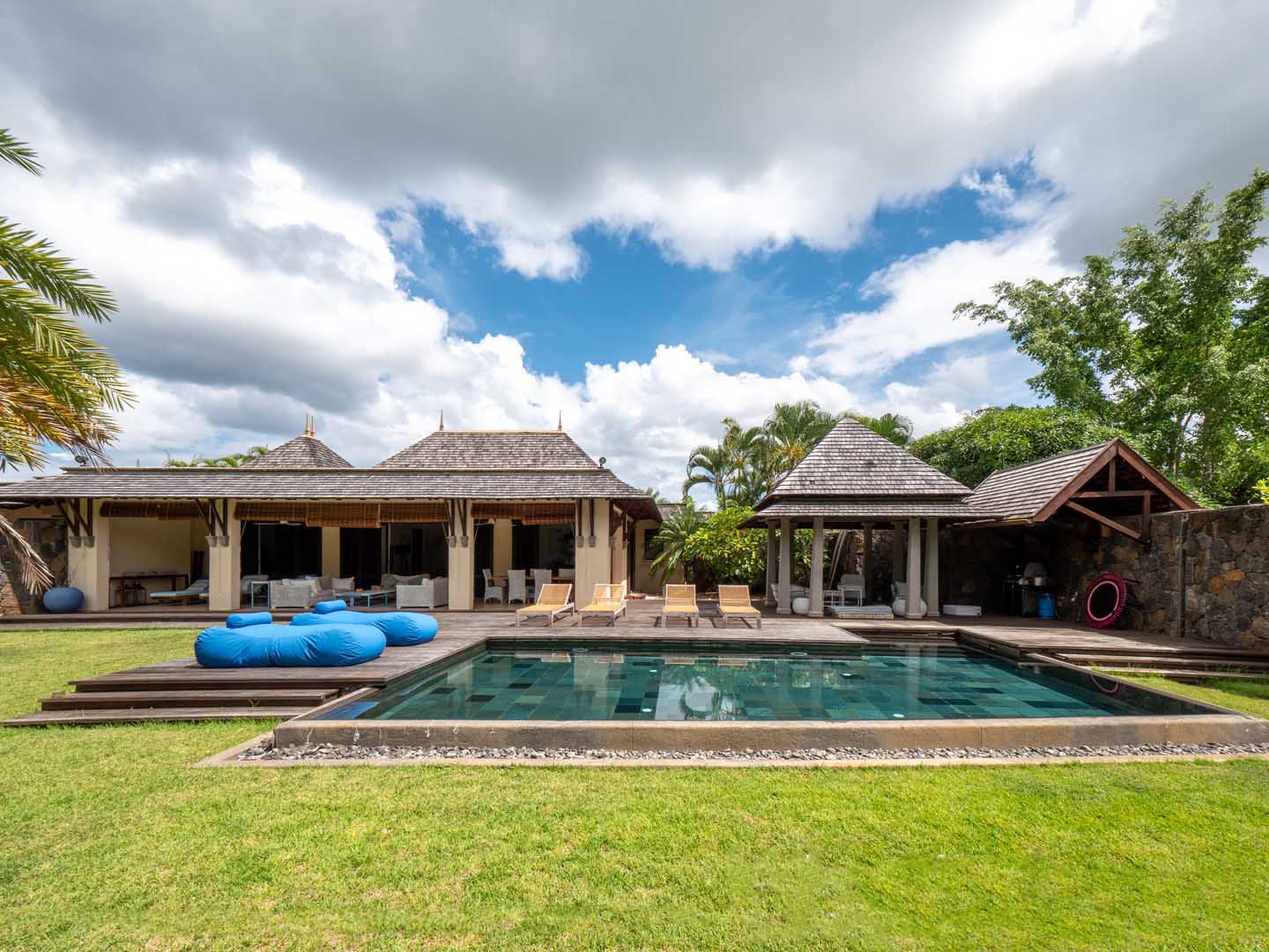 Villa Tamarina Golf Estate jardin paysagé piscine à débordement île Maurice