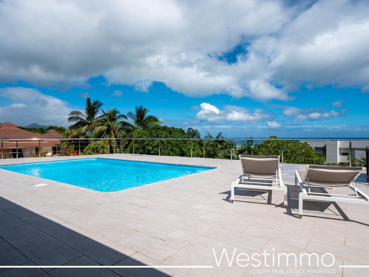 Vue de l'extérieur de la villa de luxe à Tamarin, Ile Maurice, entourée d'un jardin tropical et d'une piscine privée