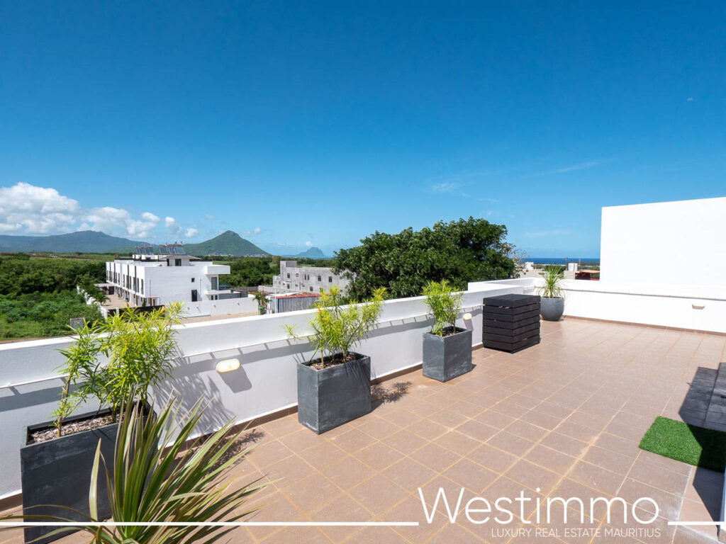 Discover this modern apartment offering exceptional panoramic views of Flic en Flac. Enjoy a unique lifestyle with the beach nearby. Don't miss this real estate investment opportunity.