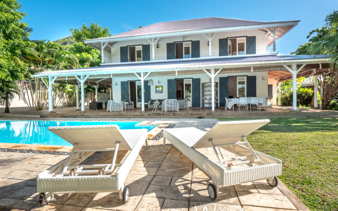 TAMARIN – Buy splendid 4 bedroom villa with large garden and pool