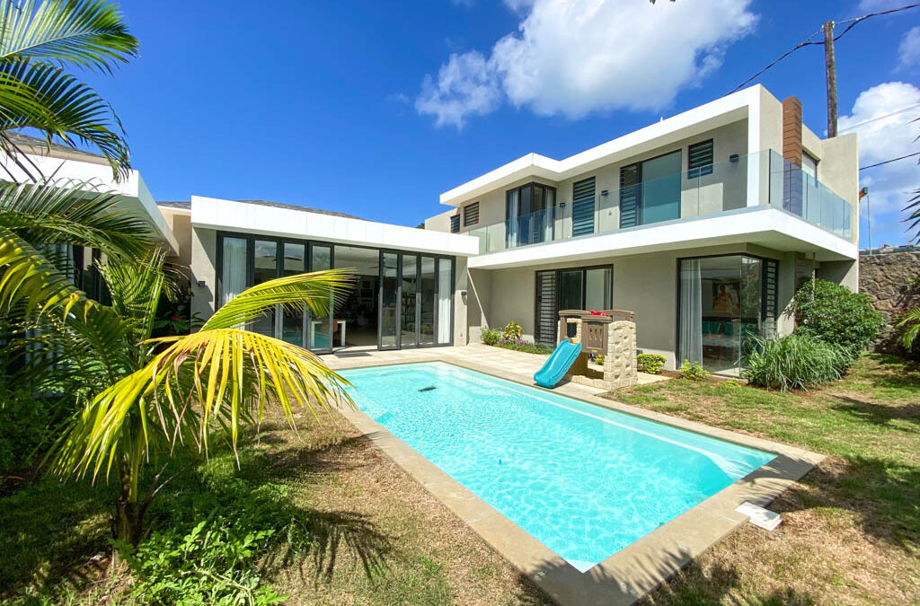 GRAND BAIE – Luxurious villa with 4 bedrooms en suite, terrace, garden and pool.