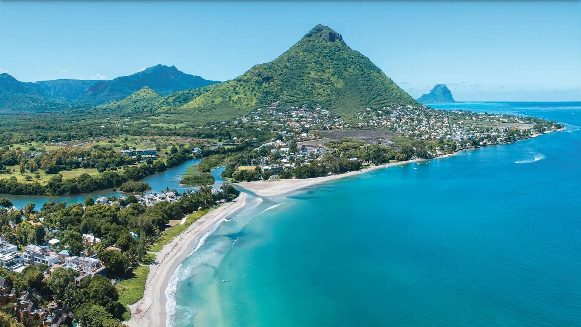 Cap Tamarin Smart City vu du ciel, baie de Tamarin et montagne du Rempart, île Maurice