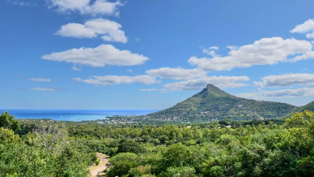 Panorama sur la montagne du Rempart et l'océan depuis le Domaine de Palmyre, Rivière Noire, île Maurice