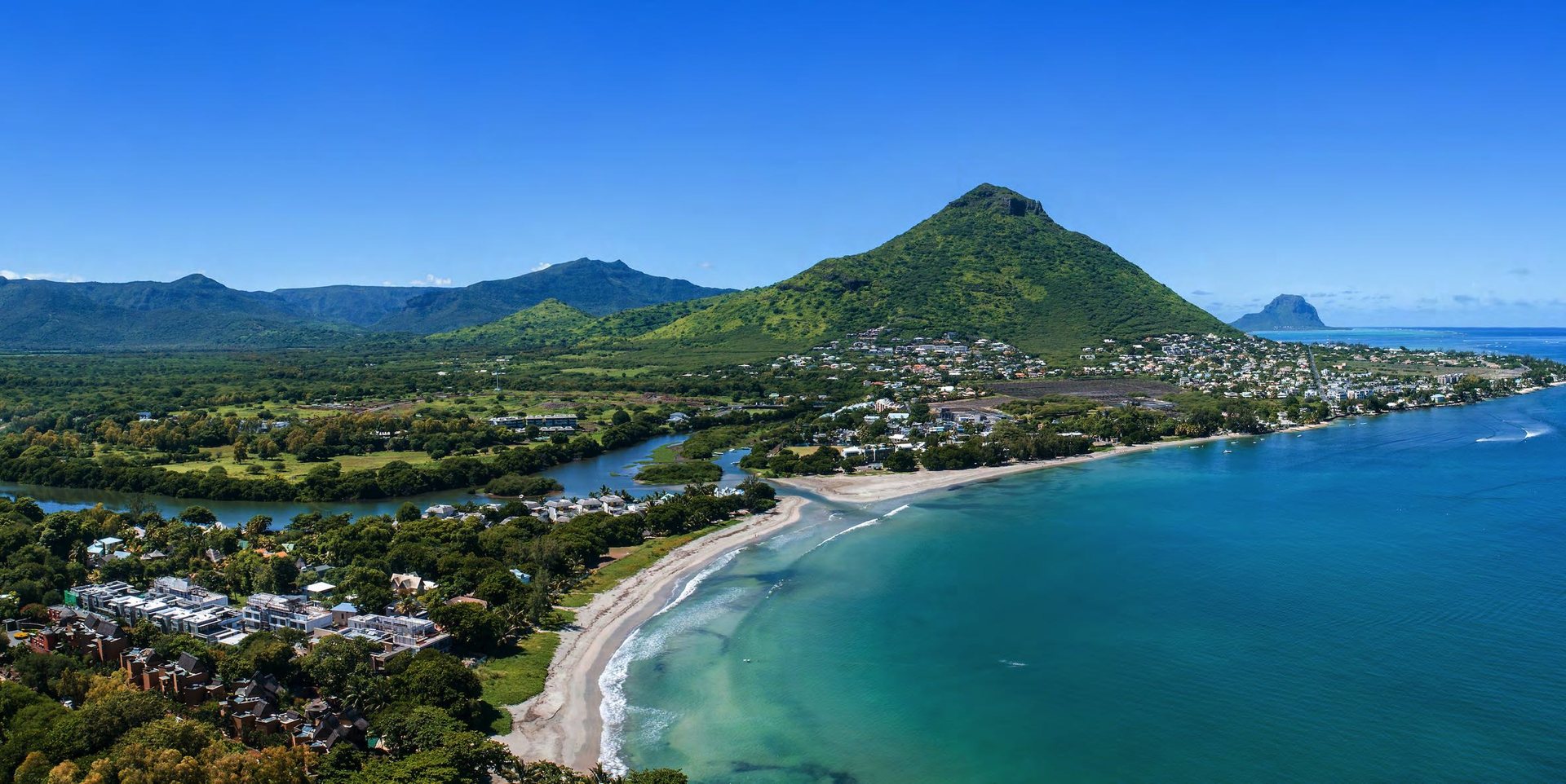 La baie de Tamarin et la montagne du Rempart depuis Cap Tamarin, île Maurice