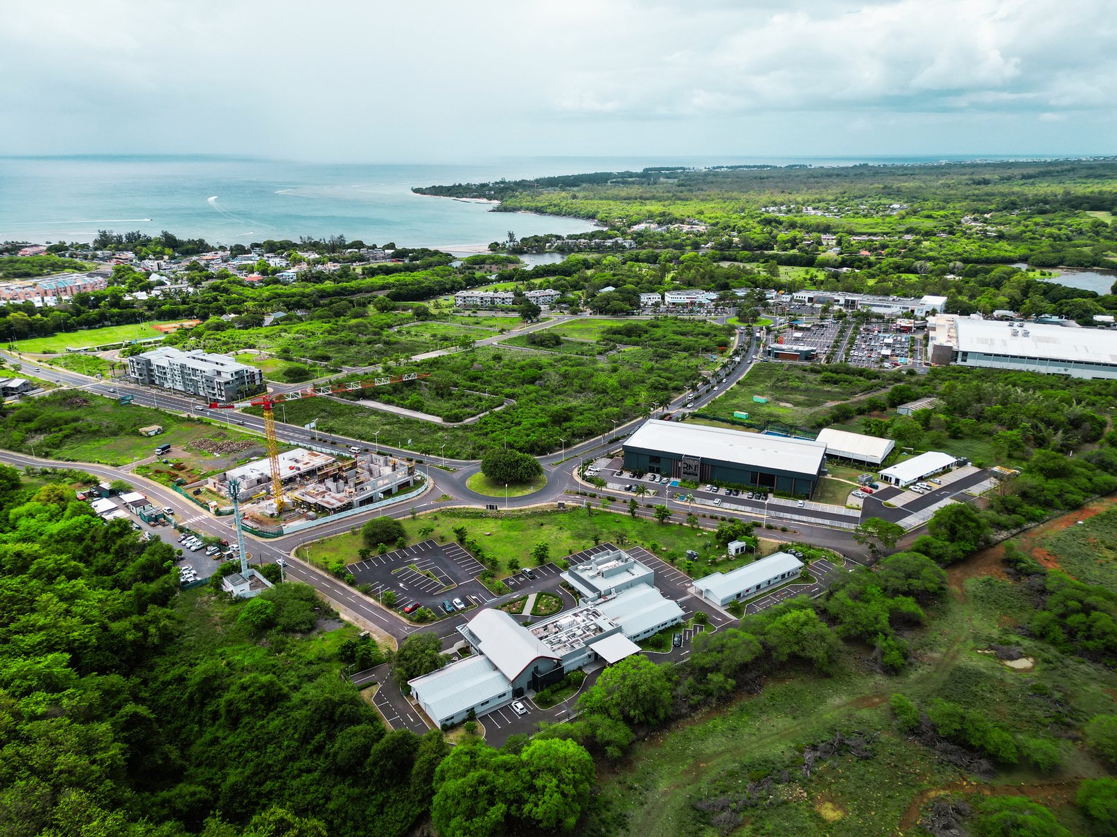 Le quartier de Cap Tamarin vu du ciel, clinique et commerces, île Maurice