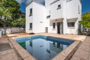 Westimmo Location long terme maison 4 chambres en suite avec piscine a 2 pas de la plage de flic en flac ile maurice