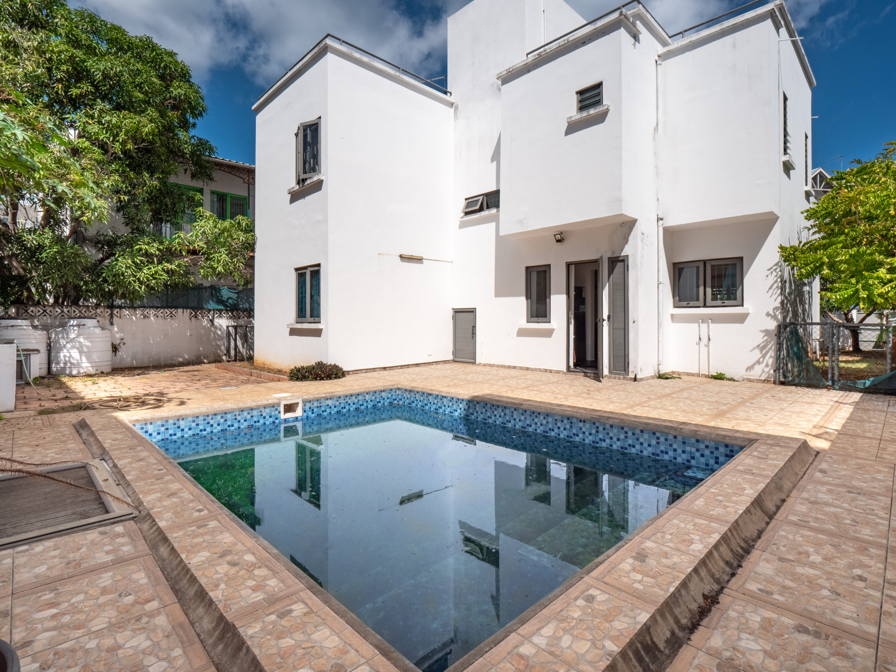 Westimmo Location long terme maison 4 chambres en suite avec piscine a 2 pas de la plage de flic en flac ile maurice