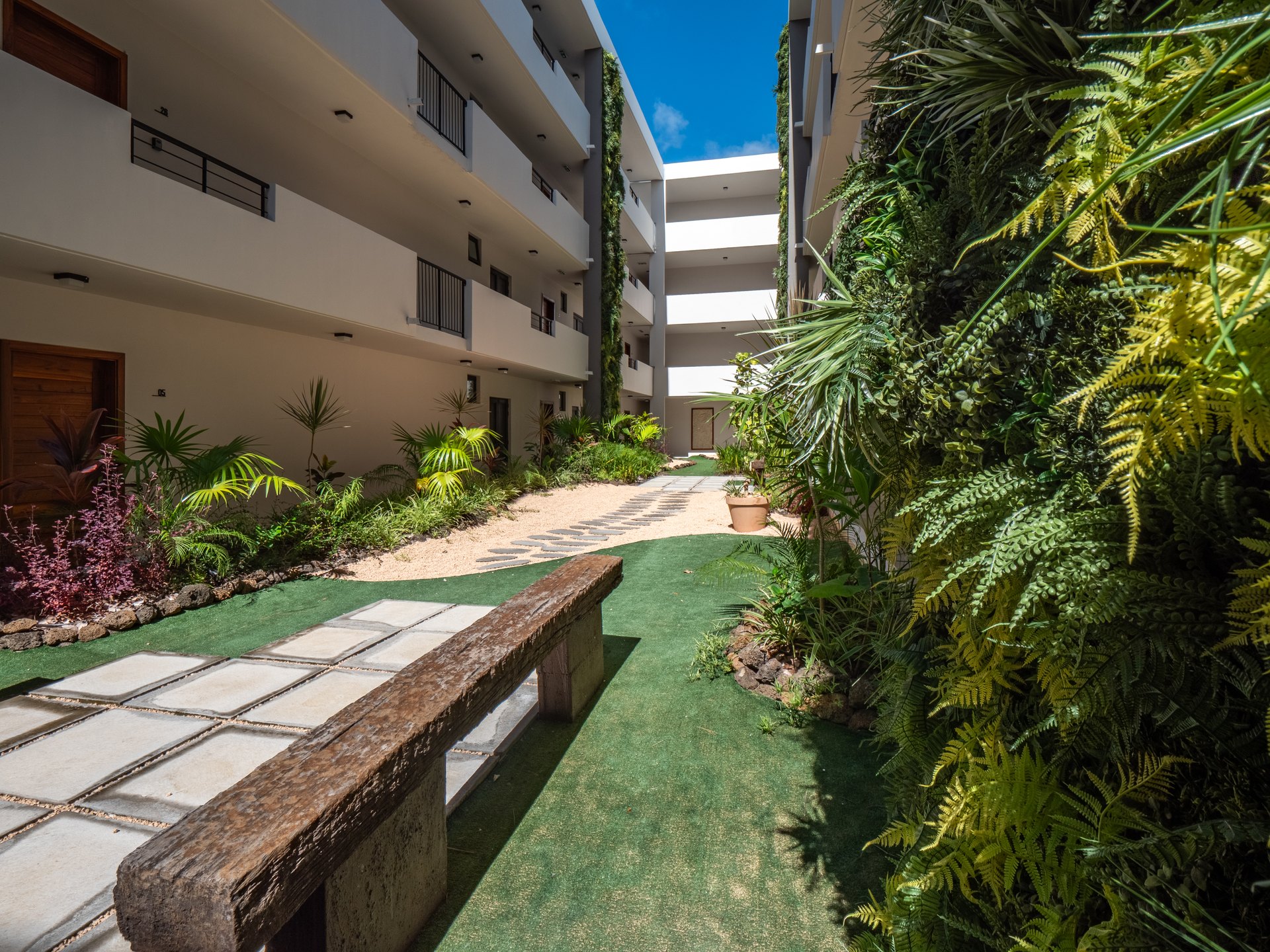 Cour intérieure et murs végétaux d’O’Patio, Cap Tamarin île Maurice