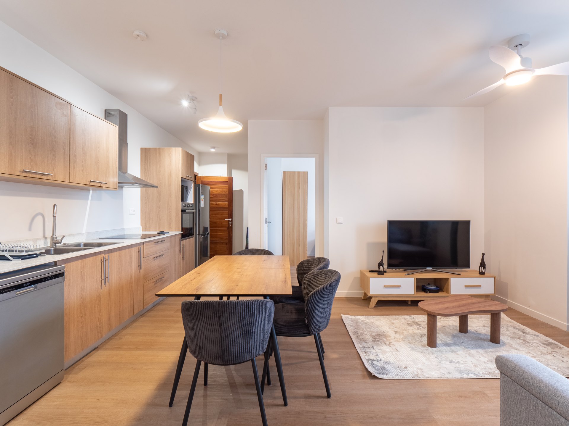 Séjour et cuisine ouverte d’un appartement 2 chambres à O’Patio
