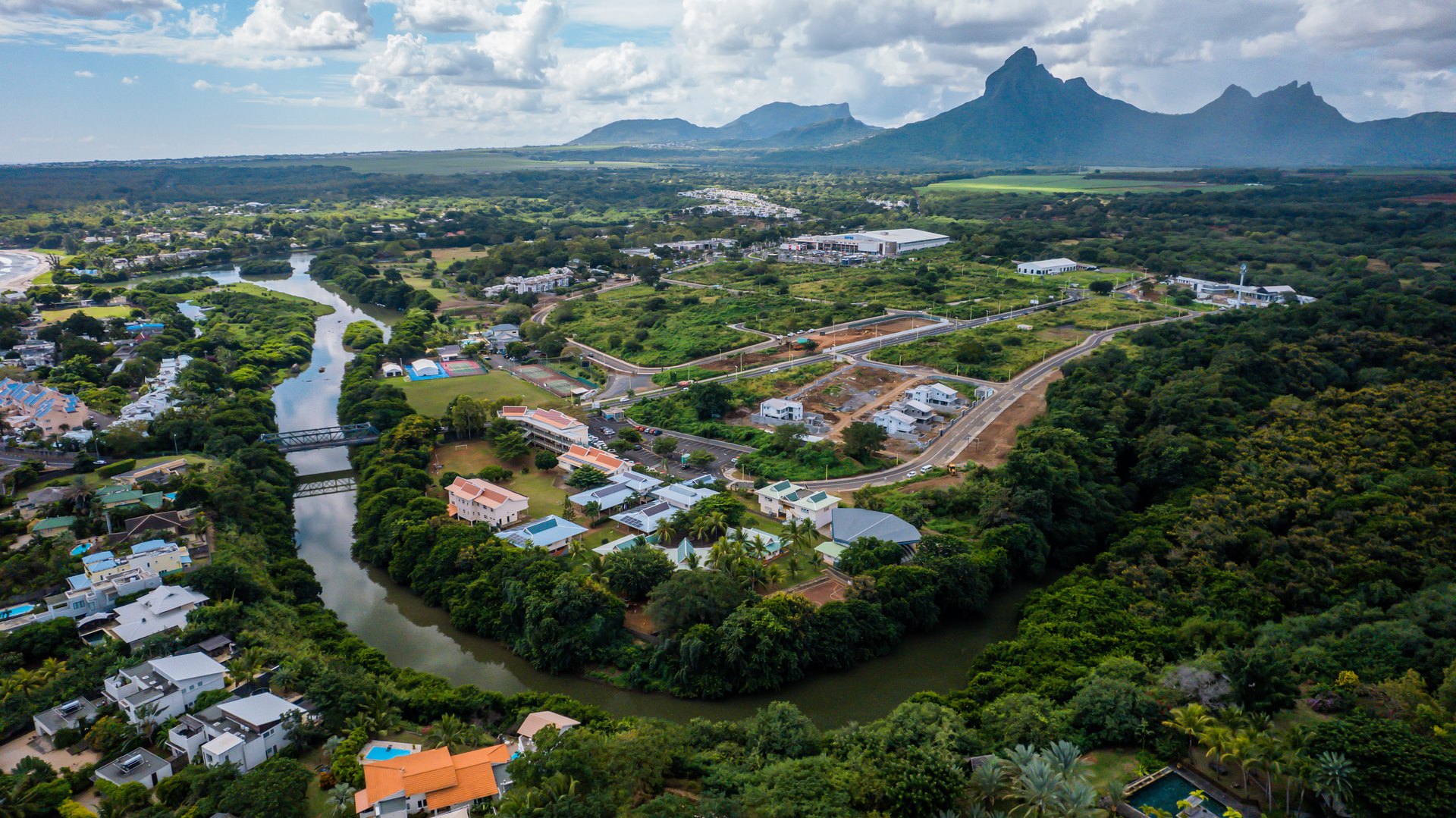 Terrains Riverfront à Cap Tamarin, vue aérienne de la rivière Tamarin et des montagnes, île Maurice