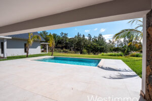 Grande villa de 4 chambres à vendre à Rivière Noire, Tamarin, Maurice avec piscine et vue sur la nature