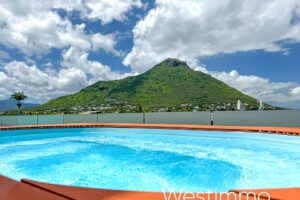 Penthouse à Tamarin avec vue panoramique sur la mer et les montagnes, piscine privée et fort potentiel de rendement locatif.