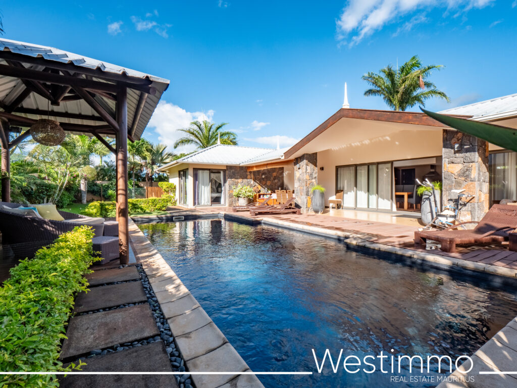 5 bed villa for sale availble for foreigners with pool in secure residence potential guest house