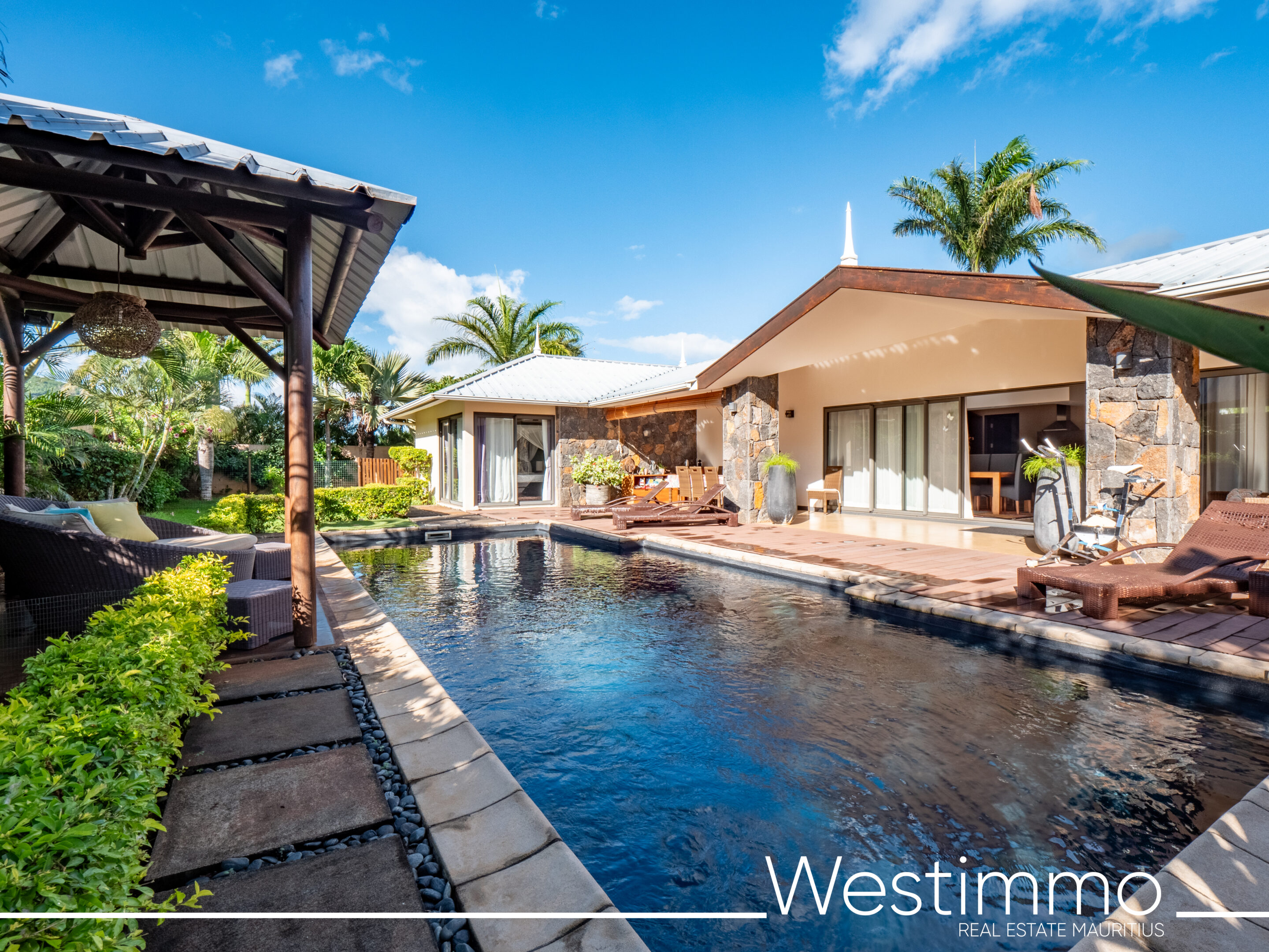 5 bed villa for sale availble for foreigners with pool in secure residence potential guest house