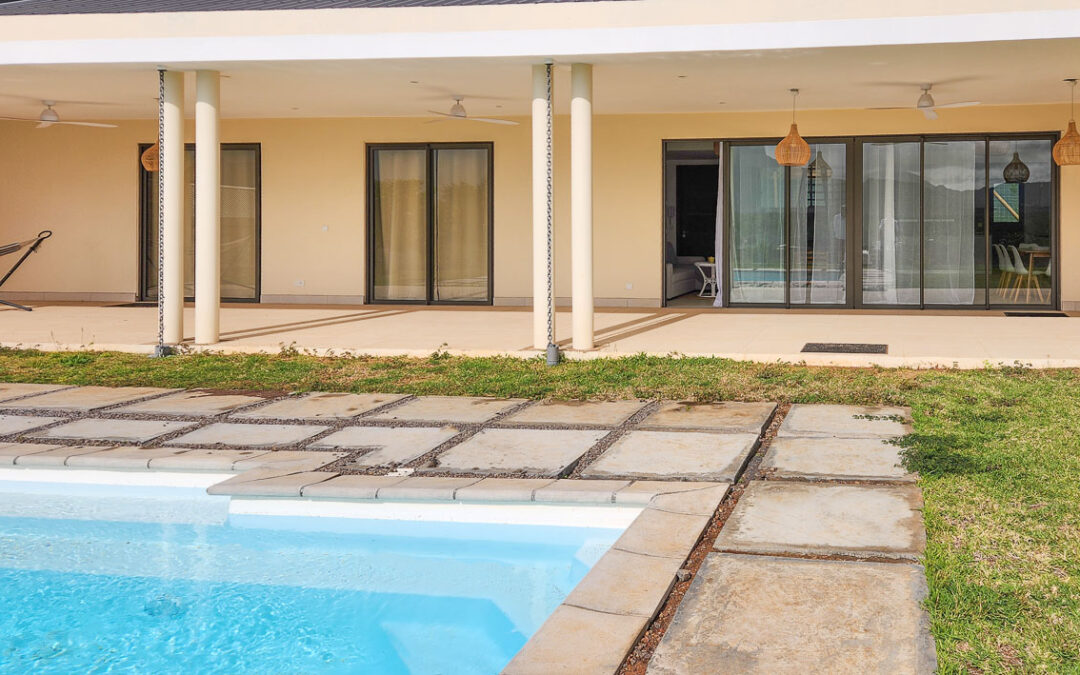 Villa lumineuse avec piscine, jardin et studio indépendant dans un domaine sécurisé