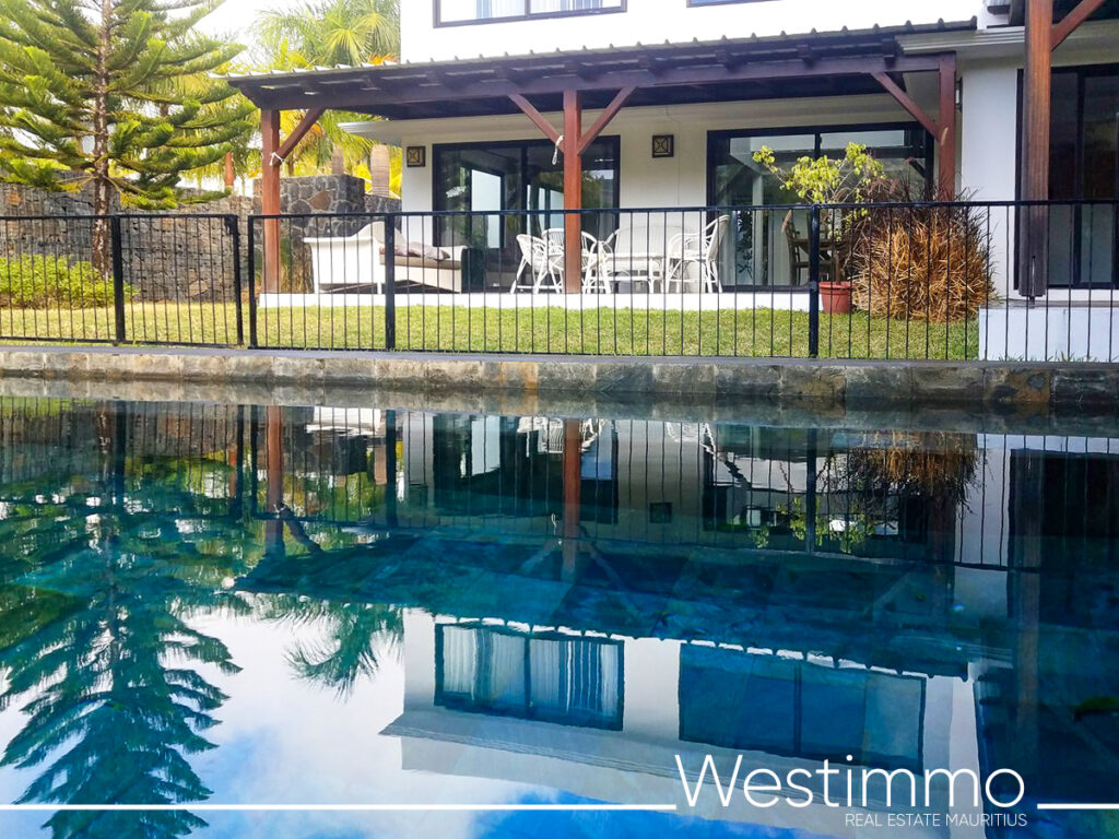 Villa 4 chambres avec piscine disponible à la location long terme à riviere noire avec l'agence immobilière Westimmo