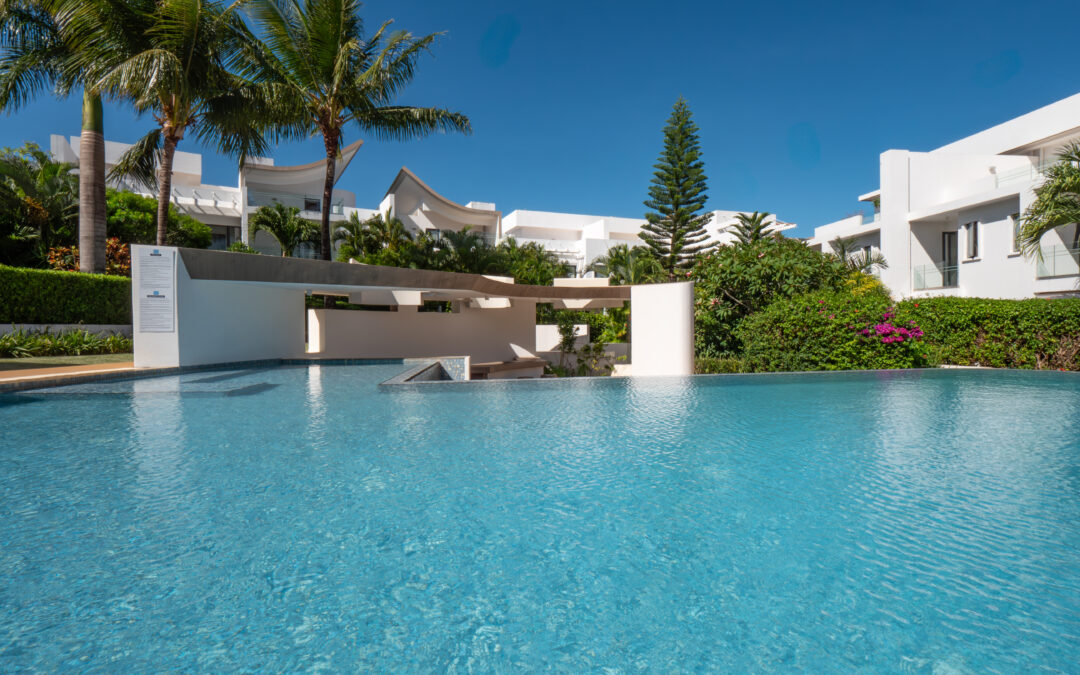 ROCHES NOIRES – Villa triplex avec piscine privée et vue mer à Azuri