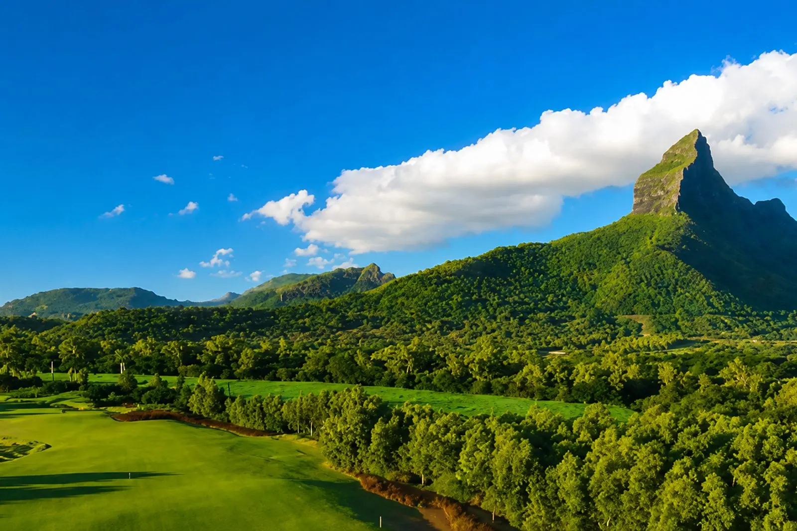La Montagne du Rempart et sa silhouette pyramidale, ouest de l’île Maurice