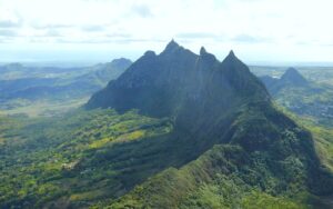 Vue aérienne du Pieter Both et de sa tête de rocher en équilibre au sommet – île Maurice