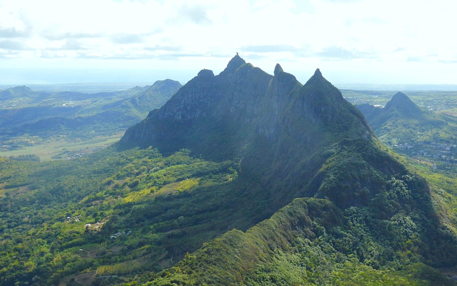 Vue aérienne du Pieter Both et de sa tête de rocher en équilibre au sommet – île Maurice