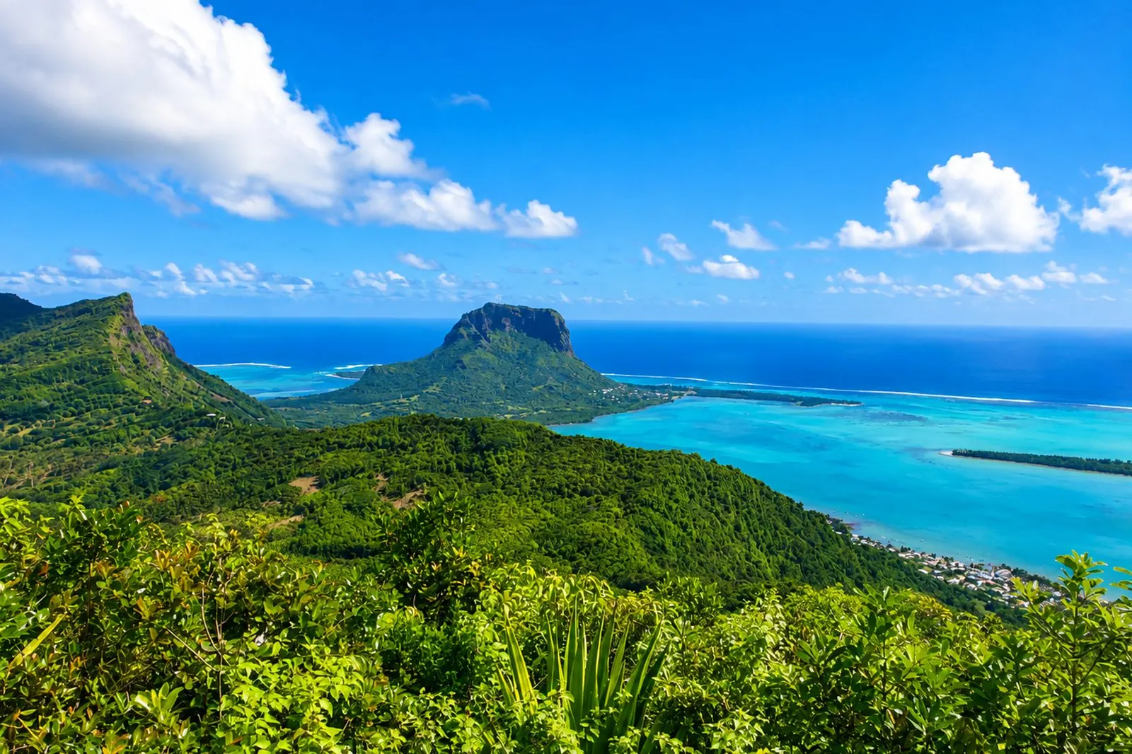Vue depuis les hauteurs boisées de Chamarel vers la côte sud-ouest de l’île Maurice