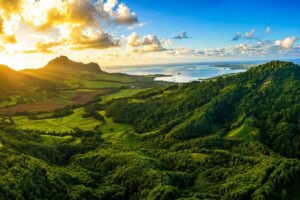 La vallée de Ferney, forêt indigène et baie de Grand Port, île Maurice