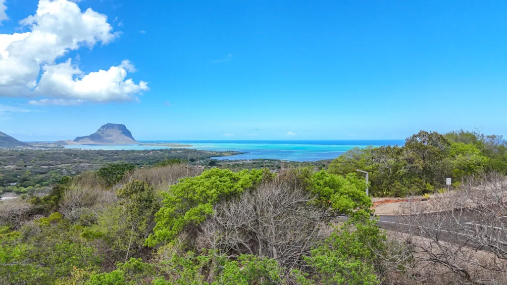 Vue sur le lagon turquoise et Le Morne depuis la végétation préservée du Domaine de Palmyre
