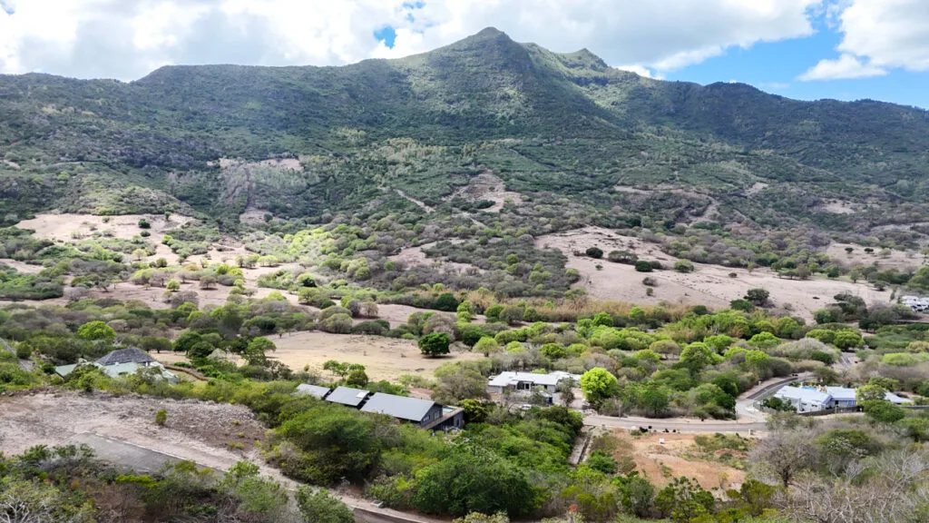 Panorama sur les montagnes et les paysages de savane autour du Domaine de Palmyre, Rivière Noire