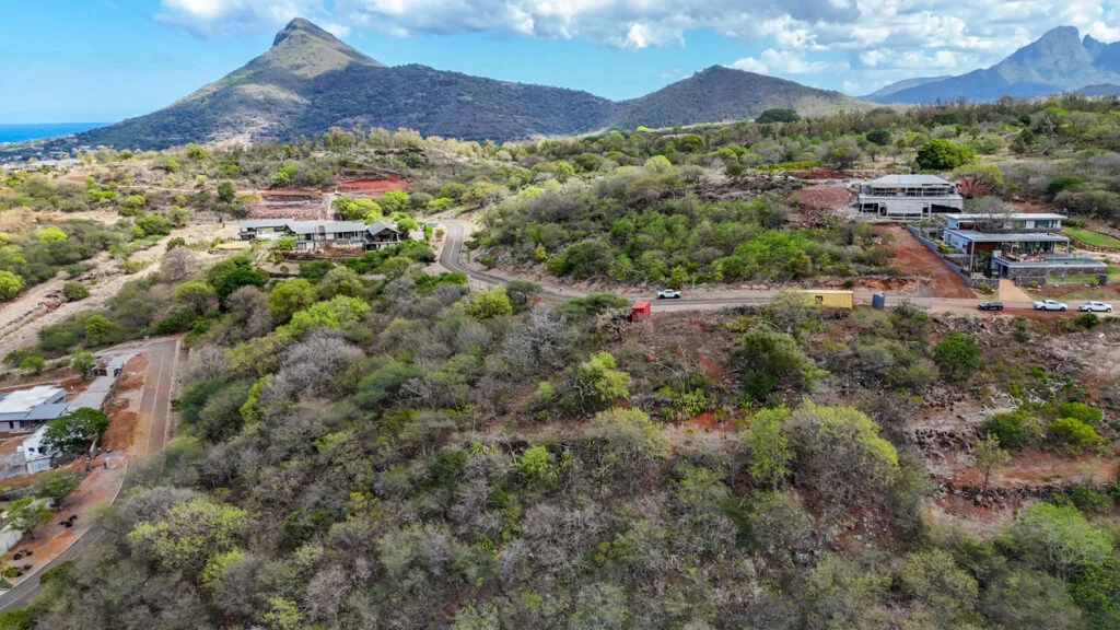 Villas contemporaines construites au Domaine de Palmyre devant les montagnes de Rivière Noire, île Maurice
